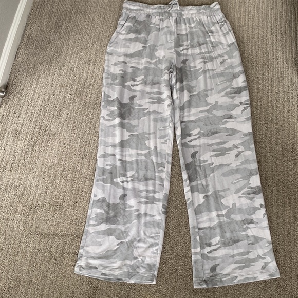 Rachel Zoe Lounge Set - Picture 9 of 16